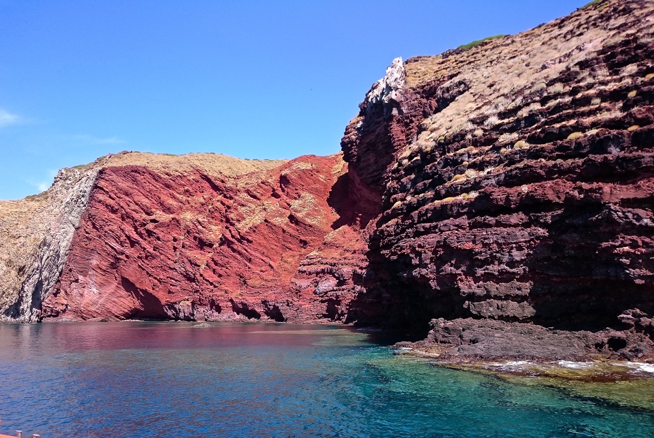 Cala Rossa e le rocce vulcaniche