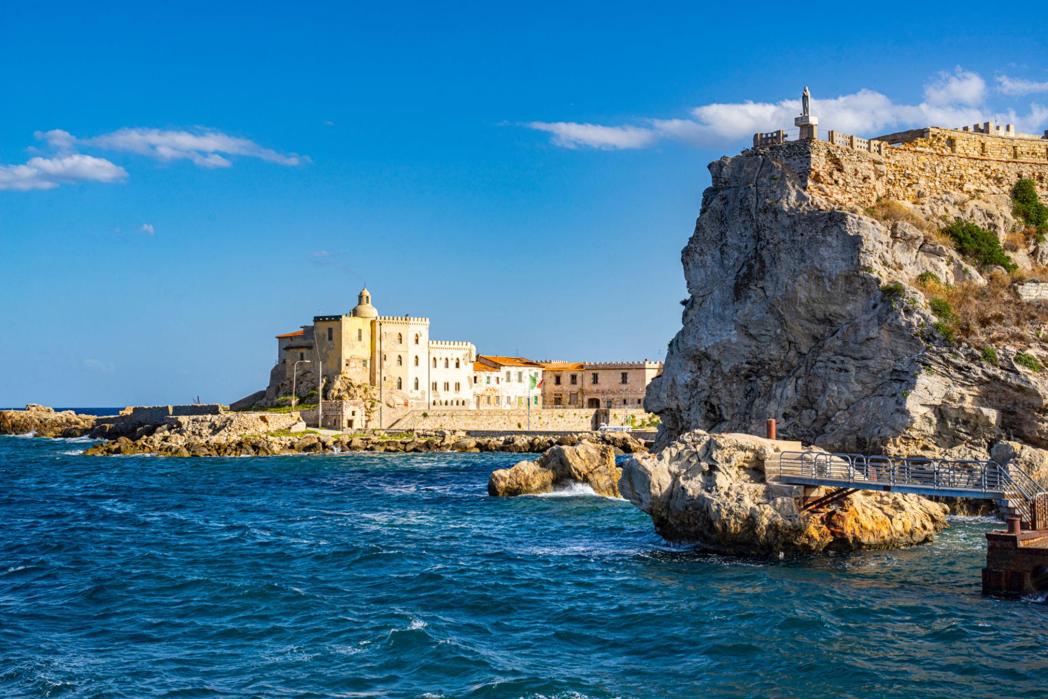 Porto di Pianosa. Forte Teglia e Palazzo della Specola
