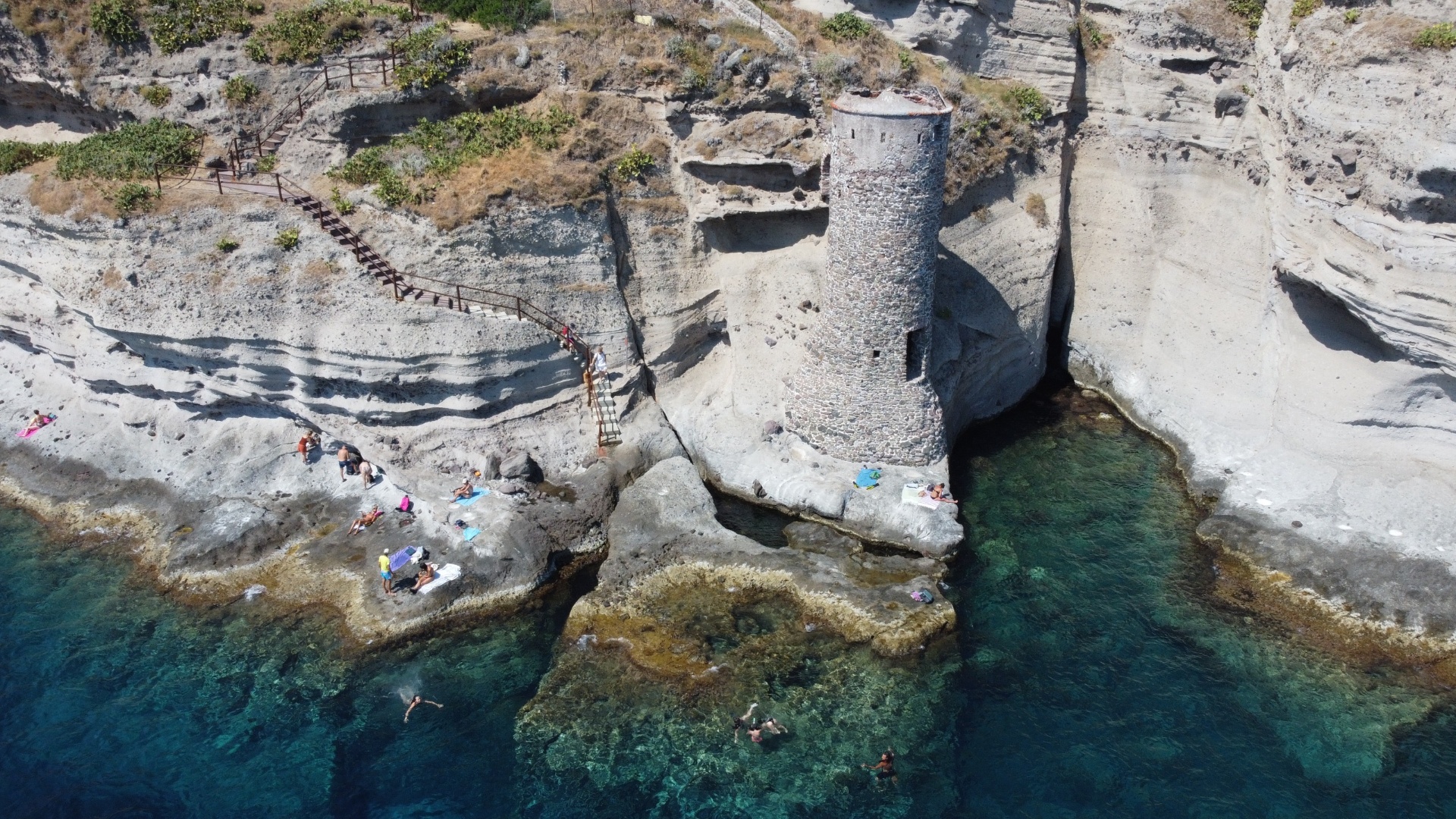 Cala San Francesco e le scogliere vulcaniche