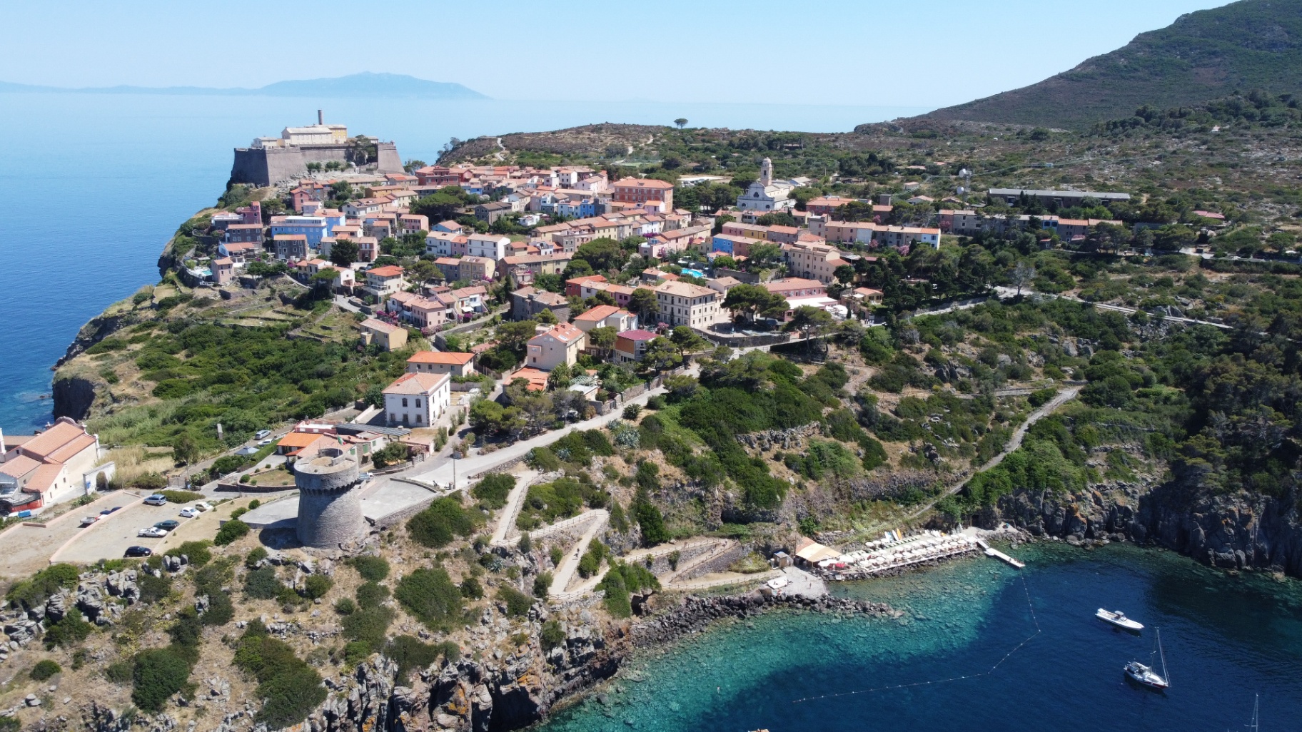 Il borgo e Forte San Giorgio affacciati sul mare